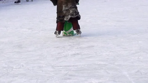 Child learns to skate Stock Footage 139340716