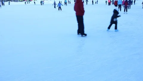 A child learns to skate, winter ice, ice skates Vídeo Stock 86264304