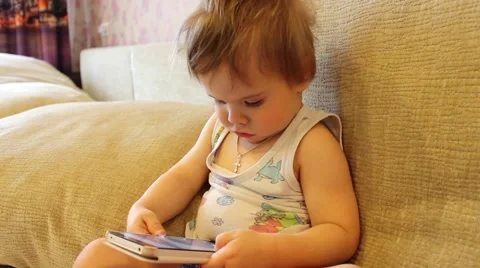 Child learns smartphone Vidéo 62603643