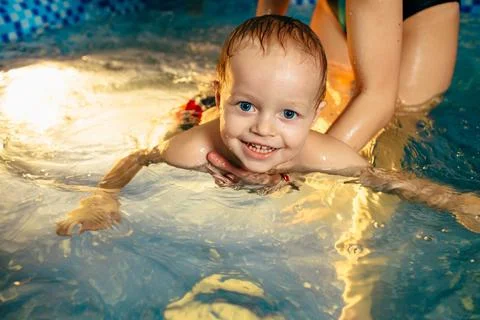 Child learns to swim in the pool Foto stock