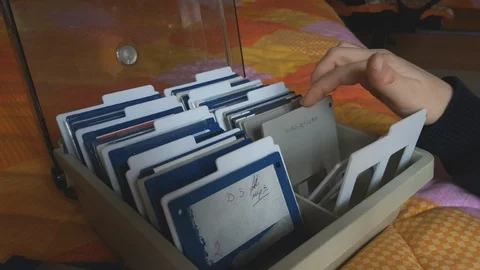 Child look through Old Floppy Disk Container Vidéo 123170289