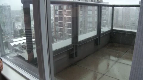 Child looking at rain Vídeo Stock 8691389