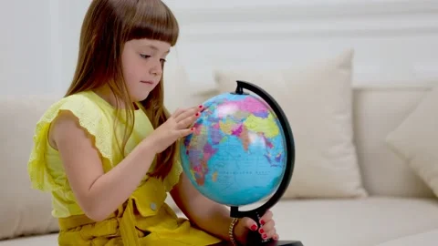 The child looks at the globe Stock-Footage 158007900