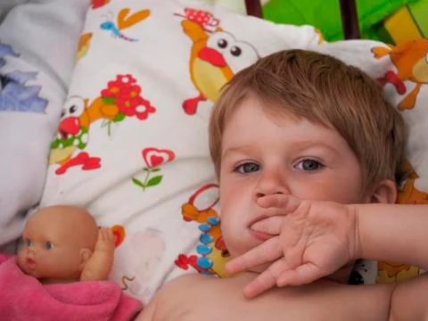 A child lying in a crib Foto stock