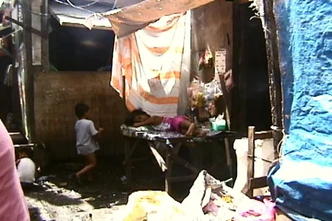 Child Lying down In Squatter 動画素材 271815