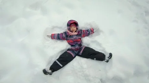 Child lying in winter snow Stock-Footage 101387621
