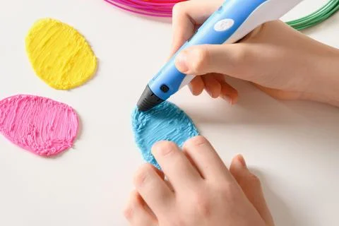 Child make Easter eggs by 3d pen plastic filaments. Close up. Foto stock