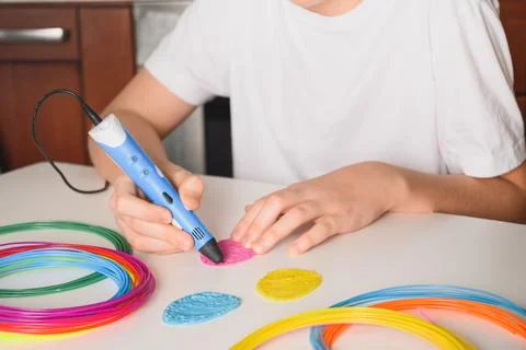 Child make Easter eggs by 3d pen plastic filaments. Foto stock