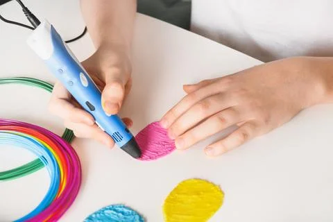 Child make Easter eggs by 3d pen plastic filaments. Foto stock