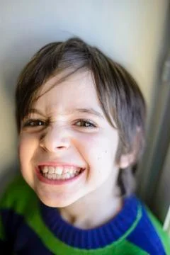 Child makes grimaces Foto stock