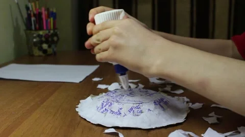 Child makes papier-mache Vídeo Stock 46622814