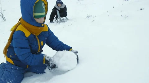 Child makes a snowman Video stock 52270286