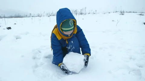 Child makes a snowman Video stock 52270298