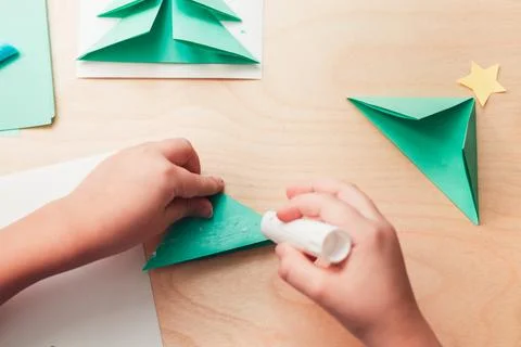 Child making Christmas card from paper. Step 5 Foto stock