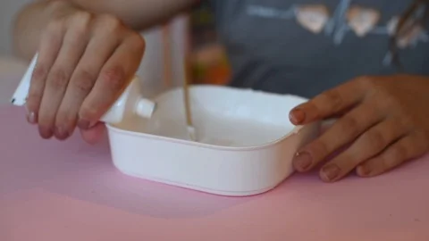Child making slime himsel - step by step guide. Vidéo 111879065
