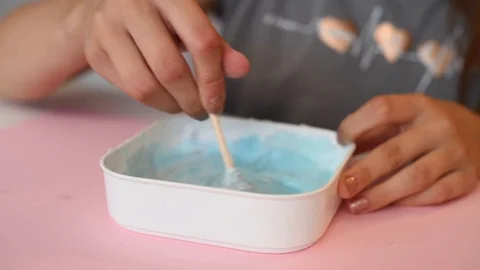 Child making slime - step by step guide. playing with slime. Stock-Footage 111893094