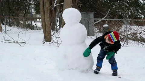 Child Making a Snowman 스톡 동영상 47975448