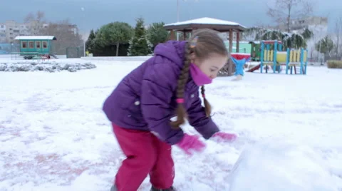 A child making a snowman 動画素材 59980264