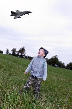 Child on meadows with fighter Foto stock