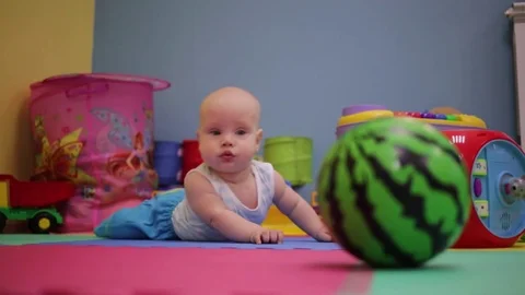 The child is not in the foreshortening in the background. Видео 82006530