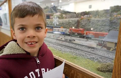 Child Observing Model Train Display Foto stock