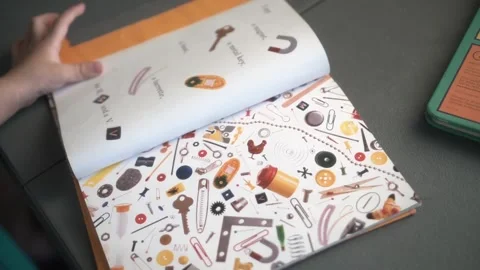 Child opening a book 動画素材 303328469