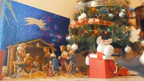 The child opens the New Year's gift Stock-Footage 86890752