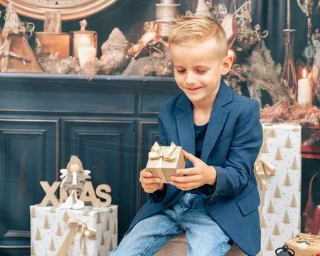 Child opens present Stockfoto's