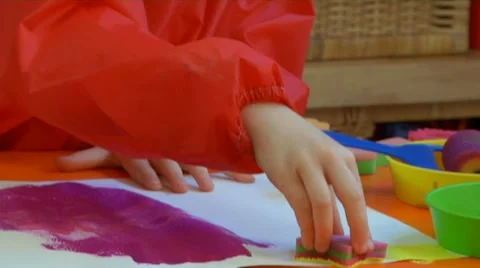 Child painting with sponge Stock Footage 22665014