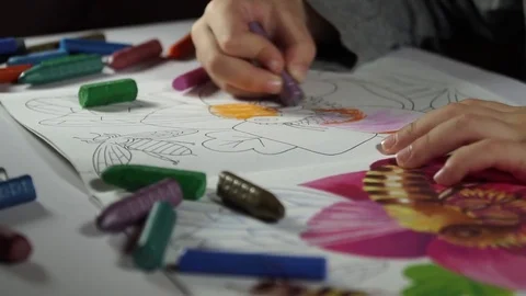 Child paints coloring with crayons Stock-Footage 82490600