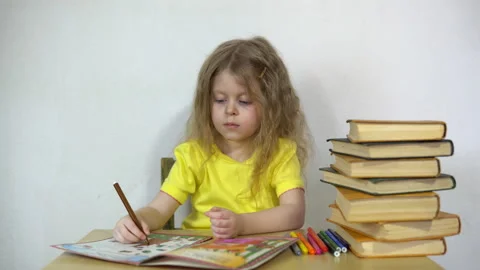 The child paints with felt-tip pens in a special notebook Vídeos de archivo 88652412