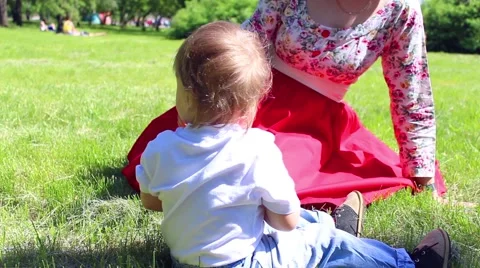 Child in Park drinking water Vidéo 63763633