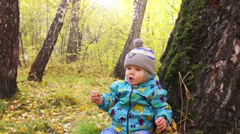 A child in the Park Vídeos de archivo 58956617