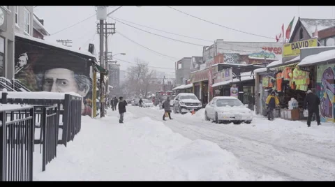 Child in parka walking through snowy street Vidéo 56979062