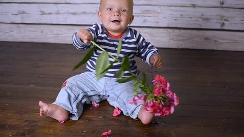 A child with pink flowers Видео 80271260