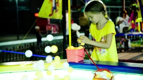 Child play in the evening in an amusement park Stock-Footage 75934409