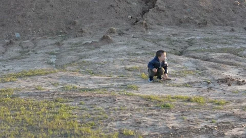 Child is played in the field Stockbeeldmateriaal 149840527