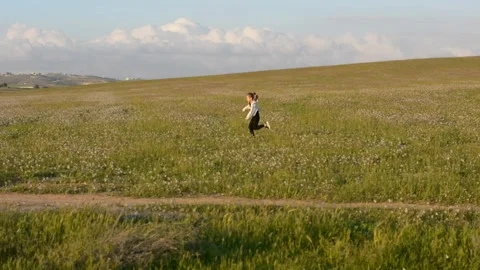 Child is played in the field Stockbeeldmateriaal 149840546