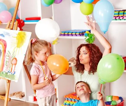 Child playing with balloon. Foto stock
