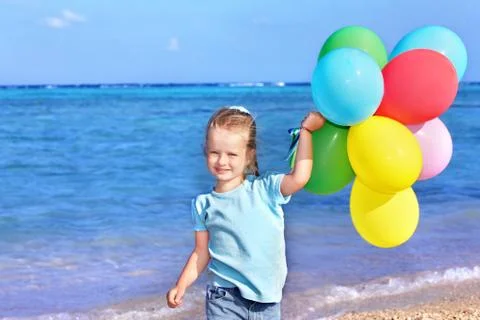 Child playing with balloons at the beach Stock-Fotos