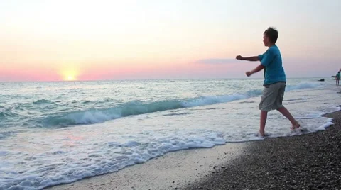 Child playing on beach Stock-Footage 8533530