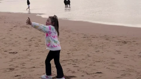Child Playing on Beach at Sunset 库存影片 300664280