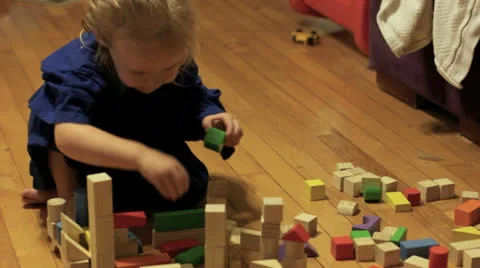 Child playing with blocks Stockbeeldmateriaal 22605399