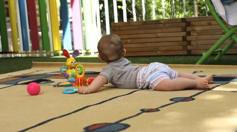Child playing on carpet Stock-Footage 41749875