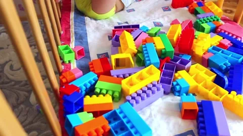 Child playing with colorful plastic blocks. Vidéo 63348672