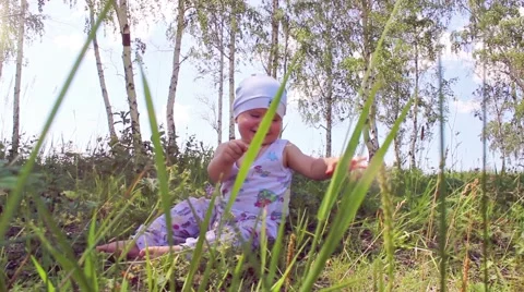 Child playing on the grass Vidéo 54581780