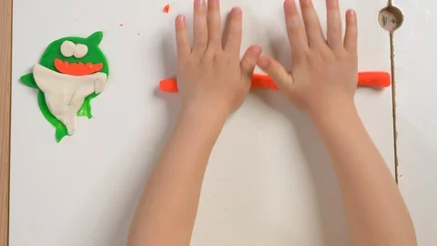 Child is playing with modeling compound Stockbeeldmateriaal 128044597