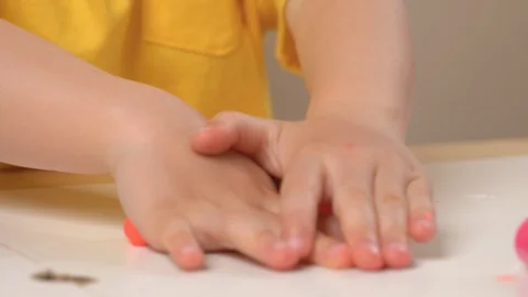 Child is playing with modeling compound 库存影片 128053020