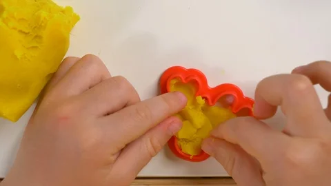 Child is playing with modeling compound Stockbeeldmateriaal 128064437
