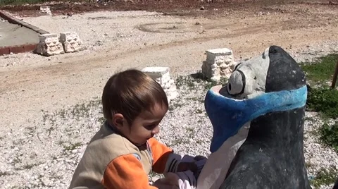 Child playing with penguin figure Vídeos de archivo 49055219